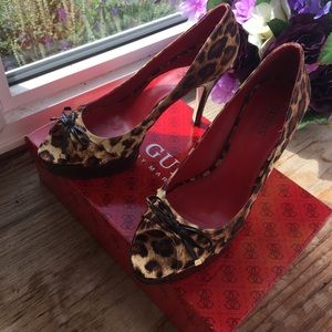Leopard print guess by marciano pumps